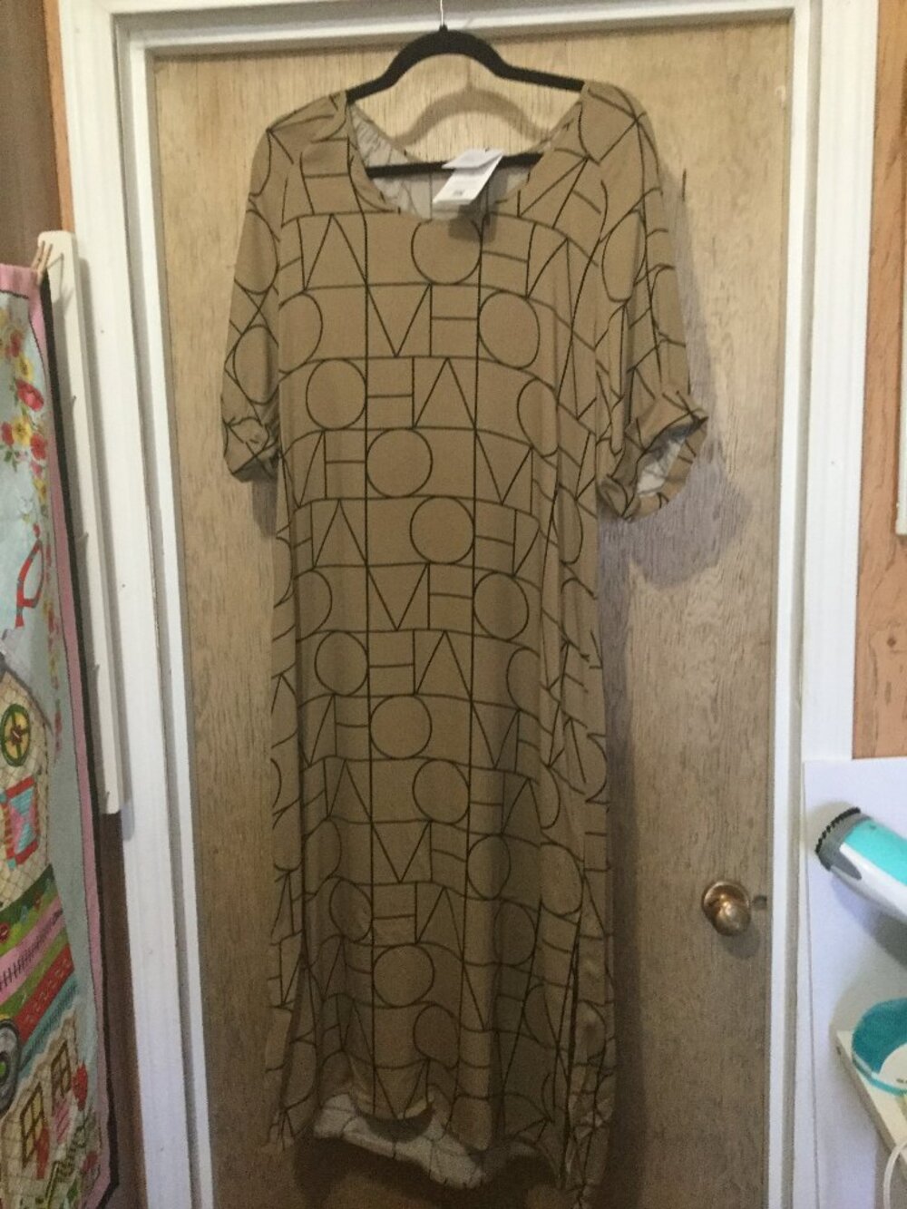 NWT Soaked in Luxury midi dress in tan with black size medium measures 21p2p
